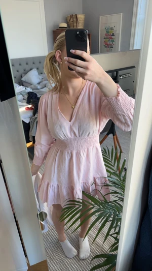 Zara kläning  - Säljer min fina rosa zara kläning som är köpt förra sommaren! Storlek L men passar mig som är S eller M!
