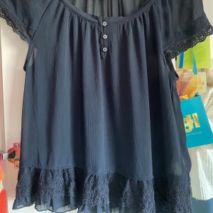 Blus - Marinblå blus från Abercrombie&Fitch i 100% polyester. Storlek: M. Fin med ett svart linne under då den är lite genomskinlig men såå himla fin nu till sommaren🙏🙏Köpte den i new york🎠