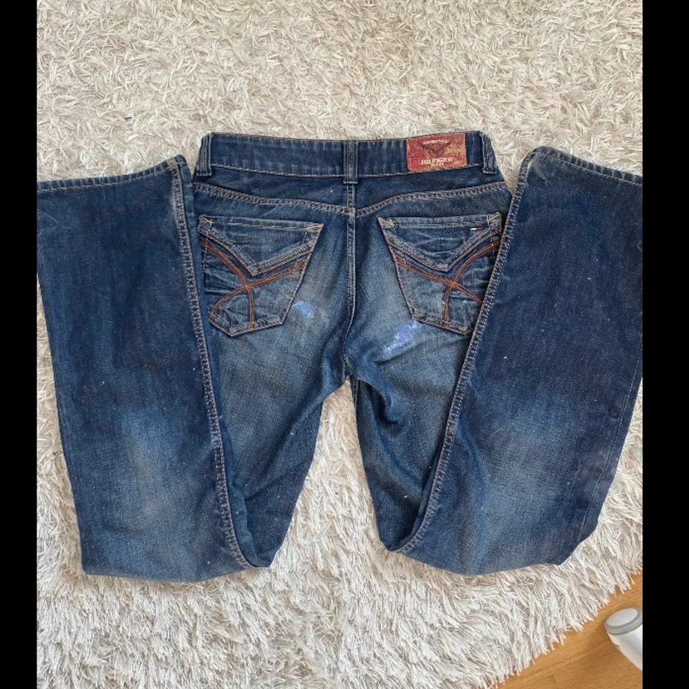 Säljer mina supersnygga tommy hilfiger jeans i modellen ”Sally regular low waist bootcut”. Dem är lite slitna på rumpan, men det är inget man lägger märke till när man har på sig dem enligt mig. Har ärft dem sv min mamma, men skicket är fortfarande bra pga hållbart jeans tyg. Vid intresse skriv gärna privat och lägg ett bud💞 köparen står för frakten. Jeans & Byxor.
