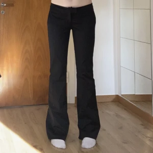 Lågmidjade kostymbyxor  - Intressekoll på mina lågmidjade kostymbyxor som är köpt second hand. Jag har använt dem bara en gång, men är inte helt säker på om jag vill sälja, vid bra bud säljer jag de:)💞 I storlek M men passar 34-36