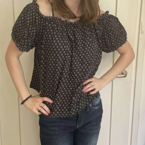 Blus - Super fin blus, som passar till vad som helst.🌷 Det står XL, men är helt klart S