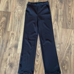 Bruna kostymbyxor  - Fina bruna kostymbyxor. De är mörkbruna även fast de ser ut att vara svarta på bilden! Säljes pga använda för lite😊