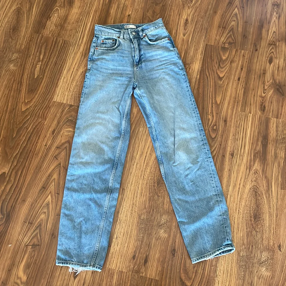 Blåa högmidjade jeans. Fina jeans som säljs för att de tyvärr inte används något mer💙. Jeans & Byxor.