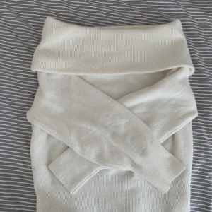 Offshoulder stickad tröja - Gullig offshoulder tröja som inte kommer till användning💕 skriv för fler bilder!