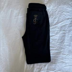 Säljer mina jättefina velour mjukis byxor från Juicy Couture, säljer dem då de tyvärr inte kommer till användning. De är i nyskick då jag aldrig använt dem. Storlek 12-13 y man passar mig som har xs. Nypris 900 mitt pris 500🫶🏼💕priset kan såklart diskuteras