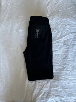  Juicy Couture byxor  - Säljer mina jättefina velour mjukis byxor från Juicy Couture, säljer dem då de tyvärr inte kommer till användning. De är i nyskick då jag aldrig använt dem. Storlek 12-13 y man passar mig som har xs. Nypris 900 mitt pris 500🫶🏼💕priset kan såklart diskuteras