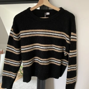 Stickad tröja - Jättefin stickad tröja som är perfekt till sommaren!! Den har aldrig kommit till användning tyvärr så därför säljer jag den❤️❤️