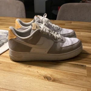 Air force 1  - Är använda ett fåtal gånger de är i bra skick rörutom lite smutsiga men gör att rengöra så blir dem som nya storlek 42 men passar också som 41. 