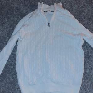 Ribbad quarter zip tröja i strl M(passar S)