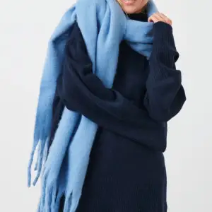 Säljer denna såå mysiga och fina blåa halsduk ifrån ginatricot. Köpte förra året för 200 och har aldrig använts, den är så varm,skön och mysig