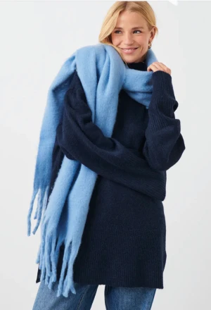 Halsduk  - Säljer denna såå mysiga och fina blåa halsduk ifrån ginatricot. Köpte förra året för 200 och har aldrig använts, den är så varm,skön och mysig