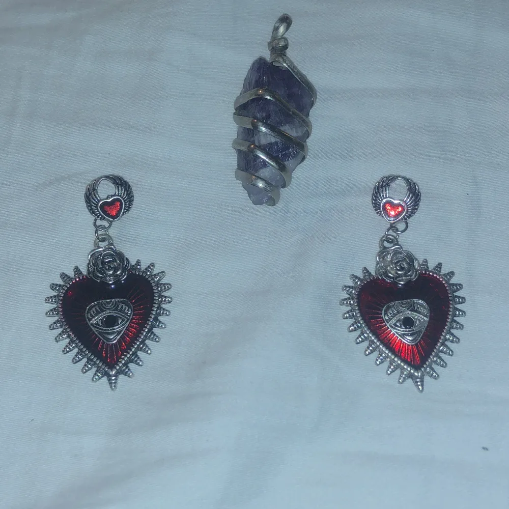 Jättefina röda hjärtörhängen och en ametist halsband. Halsbandet för 60 kr och örhängen för 30 kr. Accessoarer.