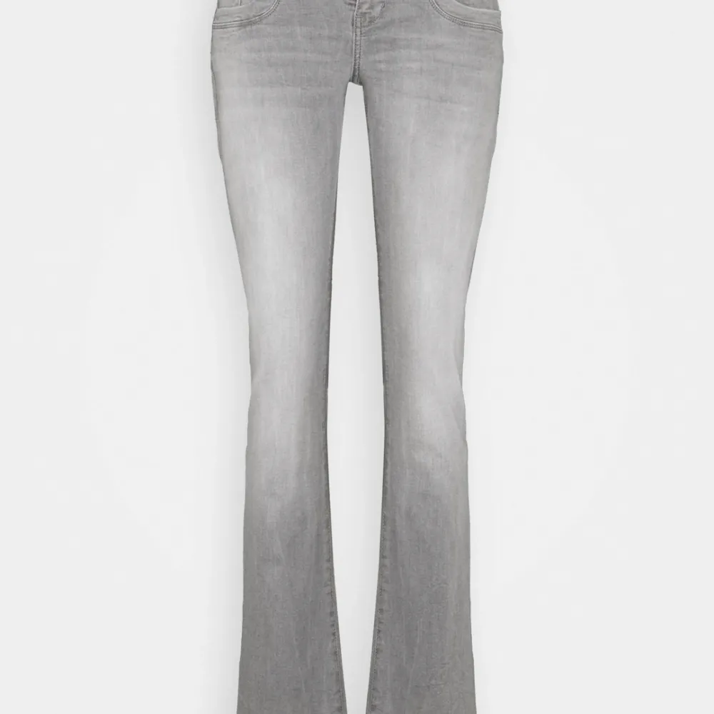 Säljer mina ltb jeans i modelen valerie som är storlek 25x30. Bra skick endast använda 3 gånger☺️ För fler frågor och bilder skriv💞. Jeans & Byxor.