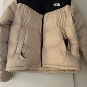 Säljer en helt ny North Face jacka i storlek S ny pris 2700
