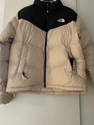 The North Face jacka storlek s helt ny  - Säljer en helt ny North Face jacka i storlek S ny pris 2700