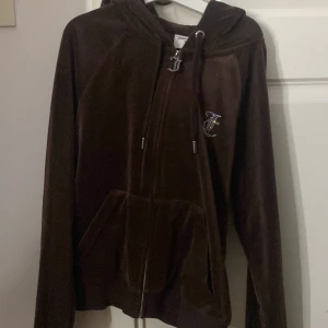 Juicy tröja  - En mörk brun juicy tröja i väldigt bra skick! Använd några få gånger i stl xs