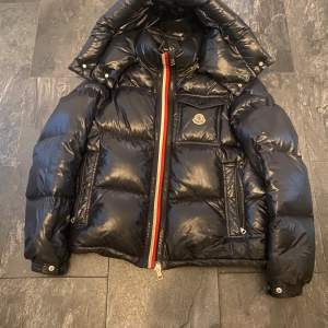 Moncler montbeliard jacket  Storlek: 2 (M) Cond: 7/10 (lite lagningar, syns på bilderna( Pris: 8499kr (nypris ca 17999kr)