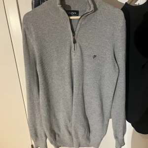 Denim Culture stickad tröja  - Denim Culture stickad tröja i storlek S, dock rätt så stor, passar S-L. Lite använd men inga fläckar eller andra märken.