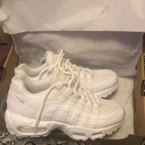 Nike air Max skor  - Säljer mina Nike airmax 95 skor som är helt nya från zalando, säljer för dom är för små, dom är storlek 37,5 passar också 38. Köpt för 1895 säljer för 1500. ❤️pris kan också diskuteras 