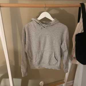 Hoddie  - Grå fin hoddie ifrån even&odd. Nypris 400kr.💌