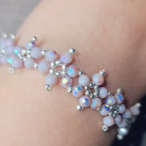 Atmband blommor på rad  - Handgjort armband, kan glras i valfri färg och storlek. 