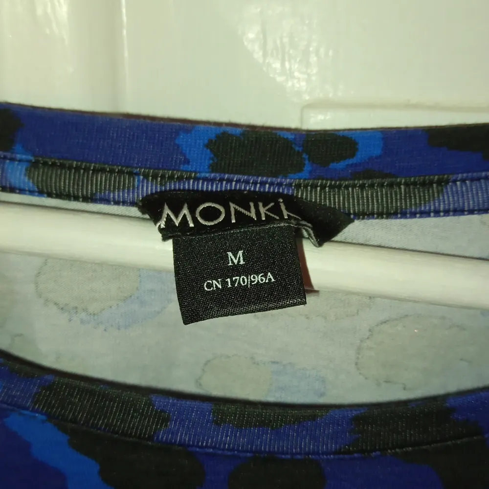 Tunn tröja från Monki  Den är typ leopard mönstrad fast blå och svart  Köpte för 150 säljer för 120 priset kan diskuteras . Tröjor & Koftor.
