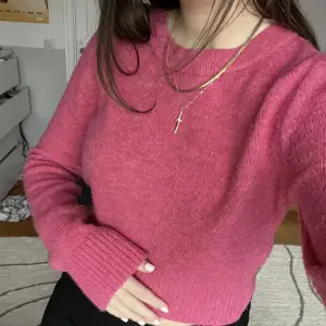 En mjuk och croppad rosa stickad tröja som är använd fåtal gånger💕