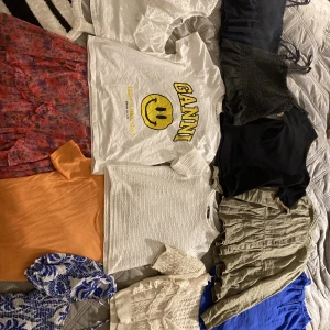 Rensar min garderob!!! - Rensar min garderob ! Ja säljer de som finns på bilden+lite till, så om ni vill ha bild på något på eller bild på fler saker, pris och storlekar kontakta mig privat så ser ja till att svara så fort jag kan!❤️(finns även 2 par jeans som inte fick plats)