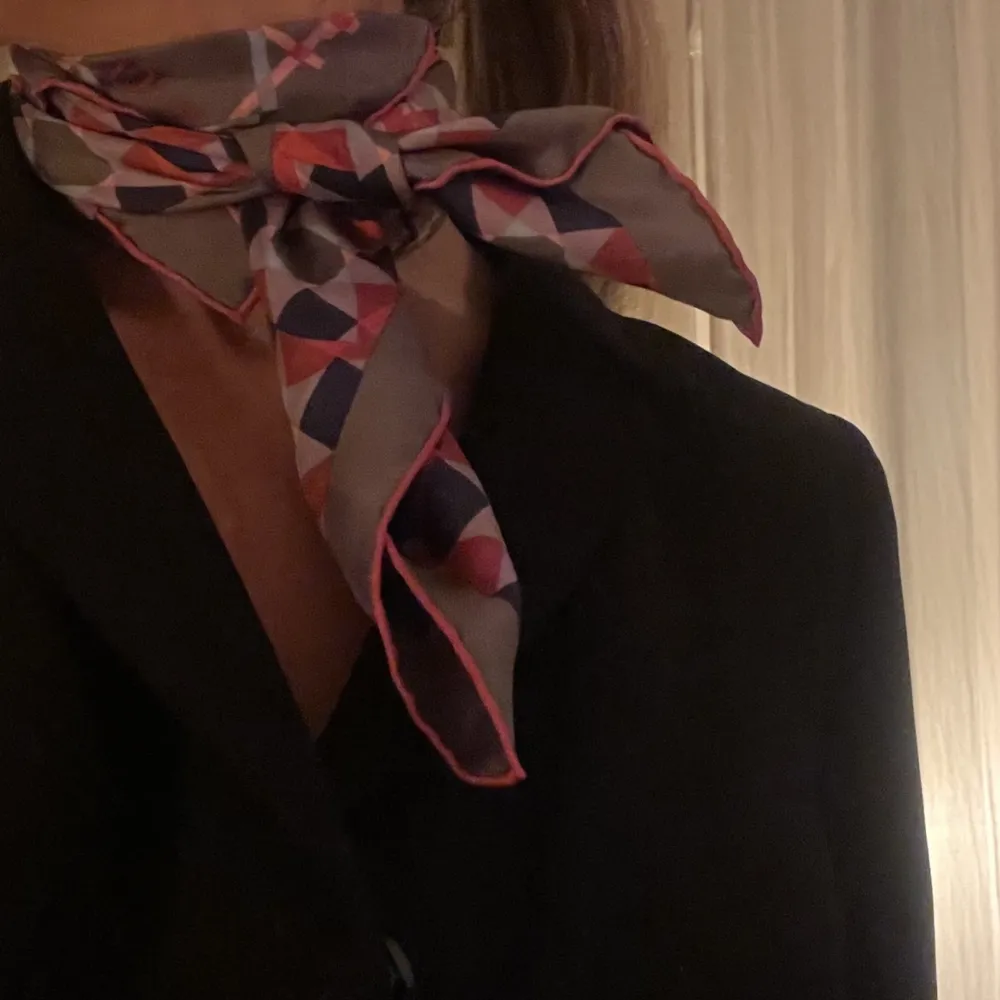 Vacker Dior scarf i siden säljes. Endast använd ett par gånger i fint skick.. Accessoarer.