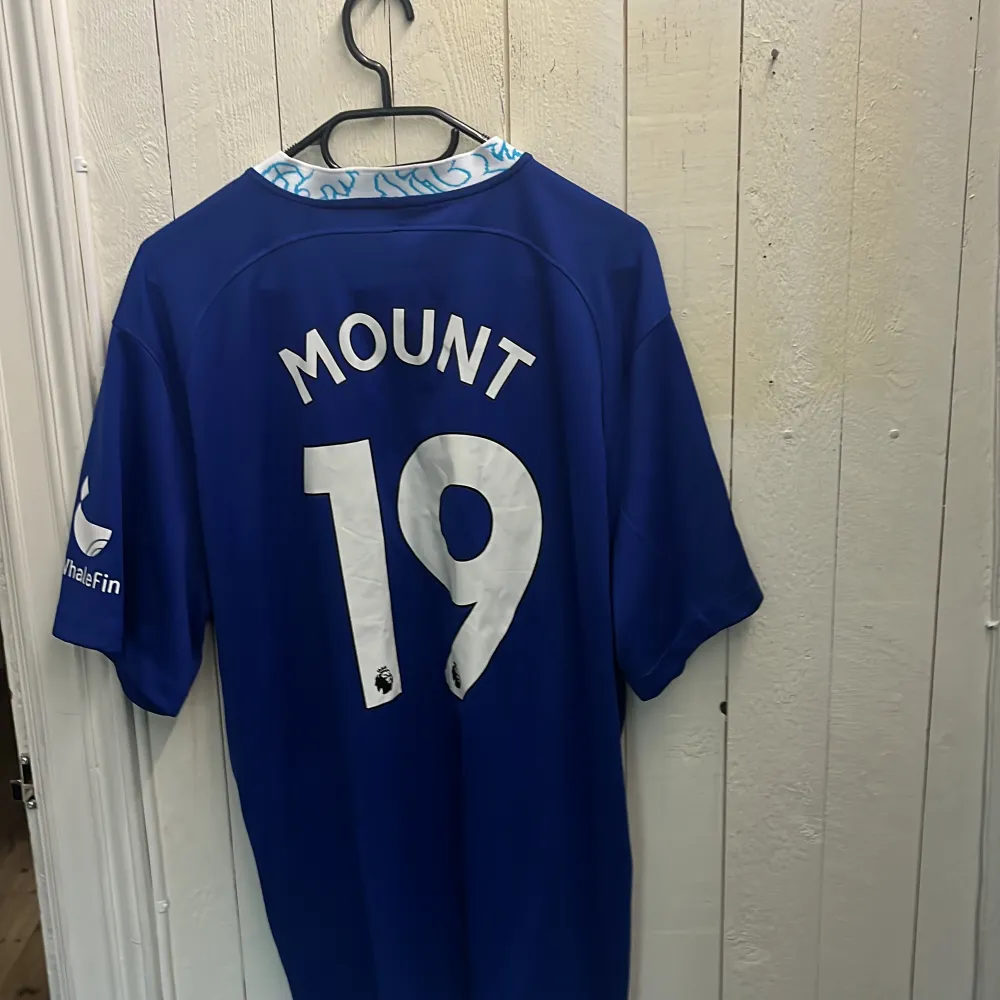 Mason Mount tröja från säsongen 2022/23. Köptes på Chelseas egna shop i London!. T-shirts.