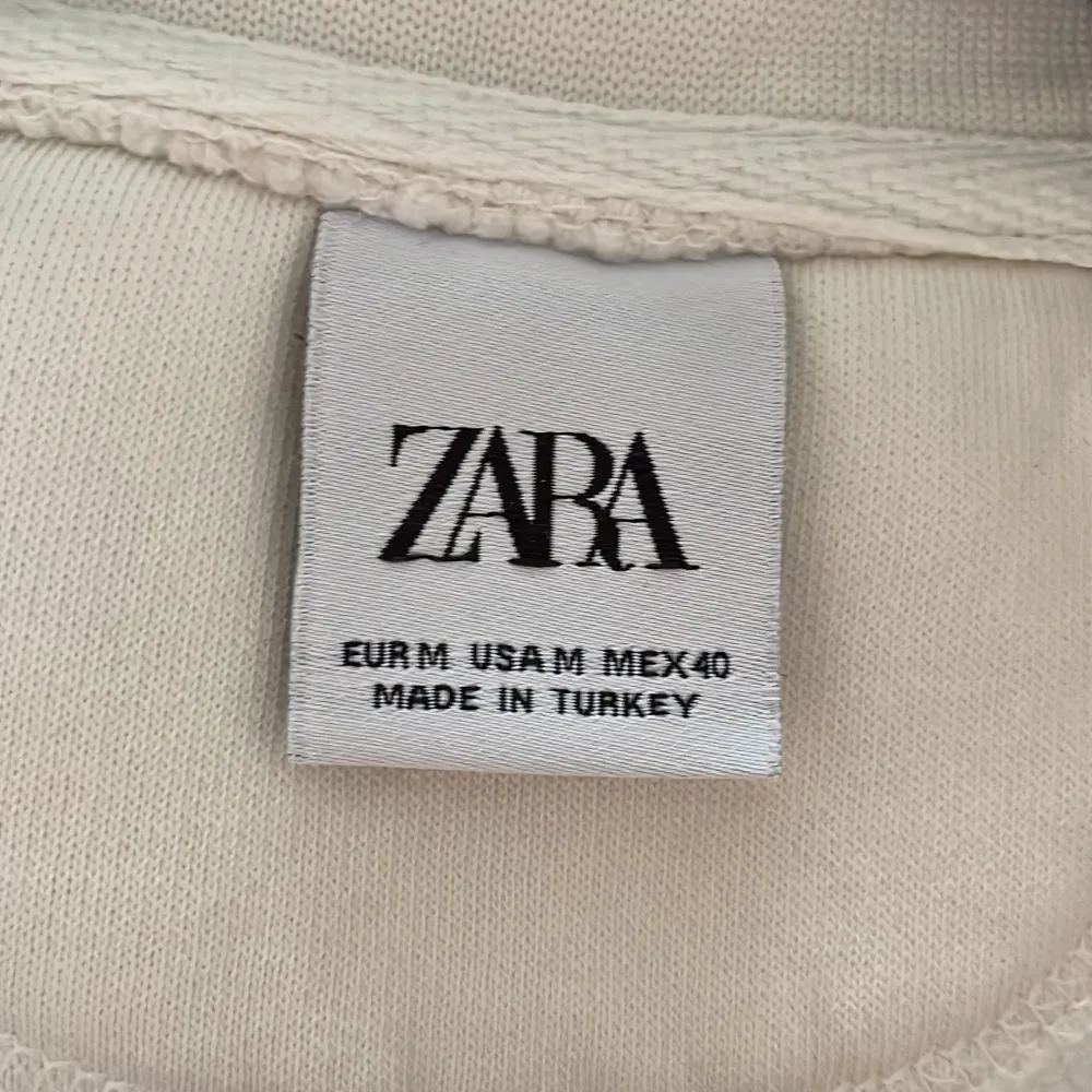 Sip tröja från Zara super fint skick. 10/10 i skick. Kommer inte till användning längre därför säljer jag den inget fel på tröjan.. Tröjor & Koftor.