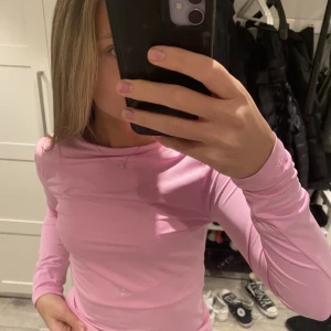 Rosa långärmad  - En populär modell från veromoda rosa långärmad, kan användas åt båda hållen 😍