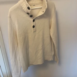 Vit stickad  - Vit stickad tröja som är varm och tjock 