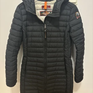 parajumpers jacka - lång parajumpers jacka, mkt gott skick. 