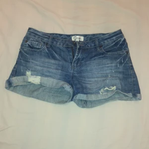 Lågmidjade jeansshorts  - Längd - 30 cm Midja - 41 cm Lår - 61 cm