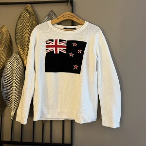 Populär tröja - Super fin tröja, köpt begagnat, ja själv har aldrig användt den, storlek L men sitter som M💘