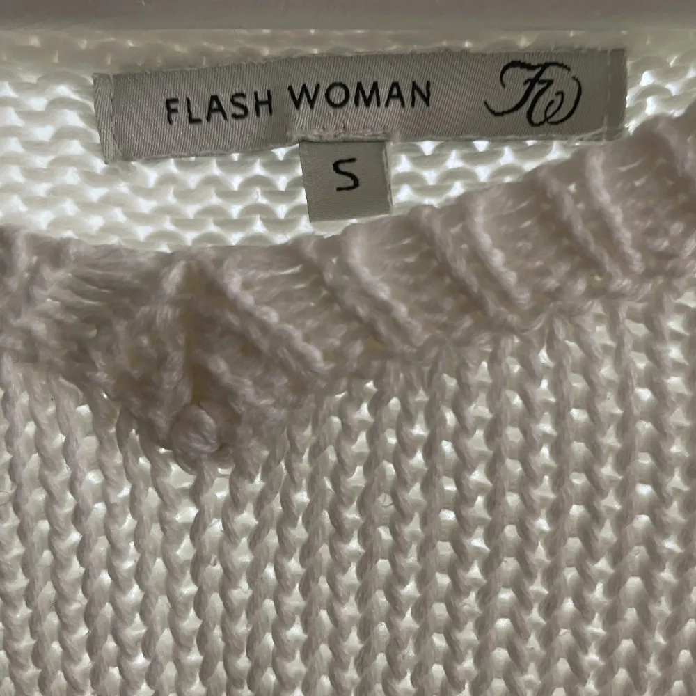 Stickad vit tröja ifrån flash woman.  Slitsar nedtill. Köparen står för frakten ❄️💗. Stickat.
