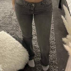 Gråa jeans från Gina Tricot Storlek: 36 Pris: 150kr  ❤️❤️