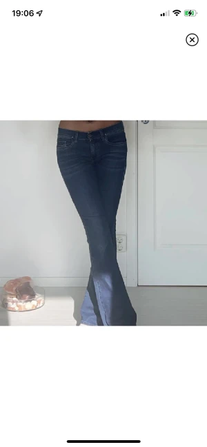 Lågmidjade jeans  - Köpta på Plick men säljer vidare för att jag inte använder de! Midjemått: 36cm. Innerbenslängd:80cm.