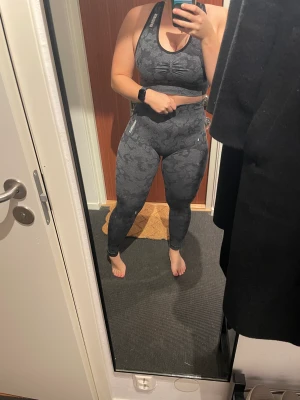 Träningsset gymshark - Gymshark adapt camo träningsset. Tights storlek m. Bh storlek L. 