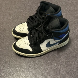 JORDAN 1 "WHITE RACER BLUE" MID - JORDAN 1 "WHITE RACER BLUE" MID Passar inte mig längre bra Skick 