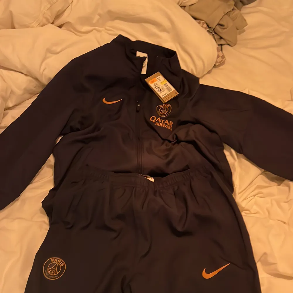 säljer nu min psg tracksuit, aldrig använd tag är på. köpt på jd för 1500. kan bytas . kan gå ner till 750. Hoodies.