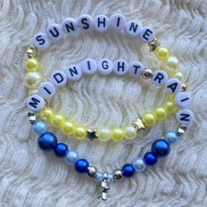 2 Taylor Swift friendship bracelets - Taylor swift frienship bracelet att behålla för dig själv eller ge bort till andra swifties under the Eras tour. Dessa armband är hemgjorda, elastiska och gjorda för att passa en genomsnittlig handled. För att bevara dem, undvik all kontakt med vatten.