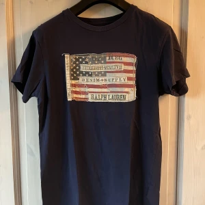 Ralph lauren t-shirt - Ralph lauren t-shirt.  Storlek: XS  Pris: 99 kr + frakt  Skriv om ni har frågor, priset är inte hugget i sten!