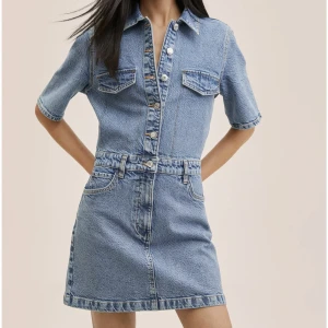 Jeans-klänning  - Supercoola kortärmad och kort jeansklänning från mango! 