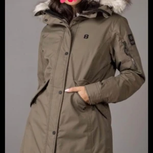 Vinterparkas 8848 Altitude - Nästan oanvänd, jättefin och varm i snygg i ljus olivvgrön färg.  10000 vattenpelare.  Strl 40 men mer som 38.