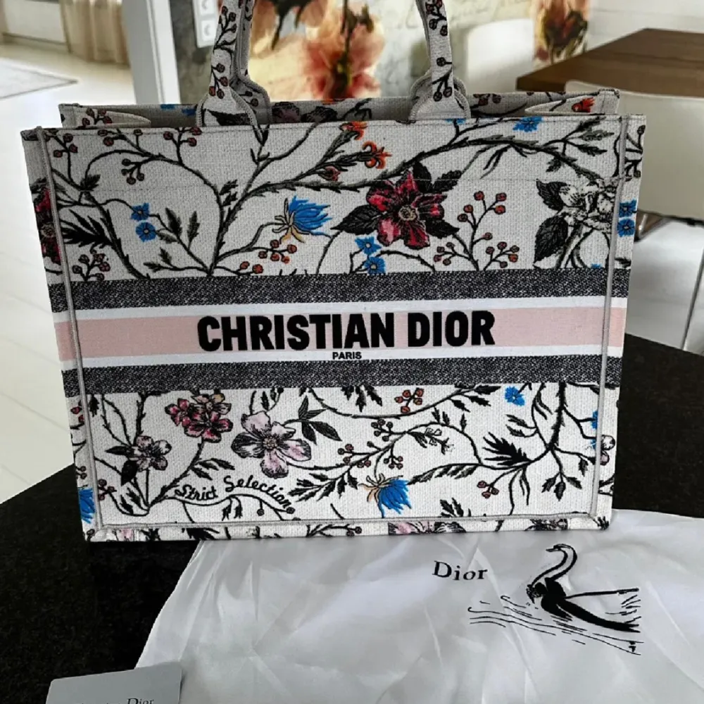 Säljer min A-kopia Christian Dior book tote. Skriv om du vill ha mer bilder.. Väskor.