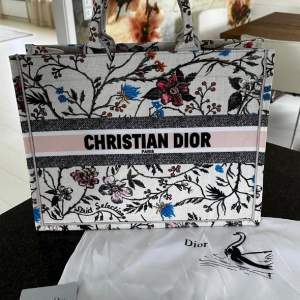 Säljer min A-kopia Christian Dior book tote. Skriv om du vill ha mer bilder.
