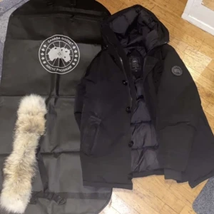 Canada Goose Chateau (SVART) Black Label - Nypris 19.599kr, mitt pris 12000kr Använd 1 vinter, digitalt kvitto finns, skick är (använd), pris kan sänkas BARA på snabb affär!