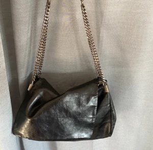 Väska  - Säljer denna superfina Zara väskan💕 Nypris 400 kr